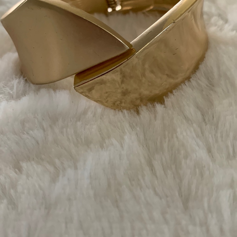 Gold tone bracelet